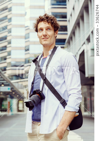 Male tourist in city 33626744