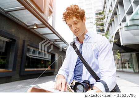Male tourist in city 33626796
