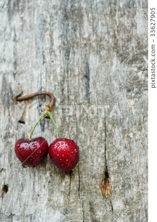 fresh cherries 33627905