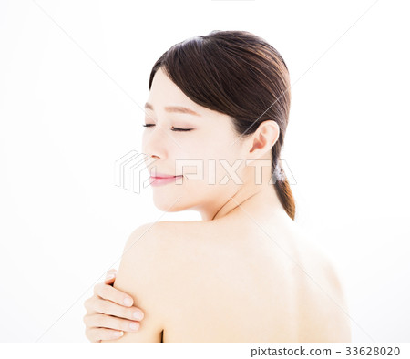 Beautiful Young Woman with Clean Fresh Skin. 33628020