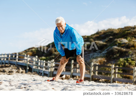 Athlete man tired after long running 33628678