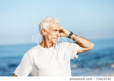 Sports and music. man getting ready for jogging 33629592