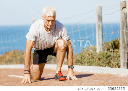 Runner getting ready to start the race 33629635