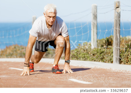 Runner getting ready to start the race 33629637