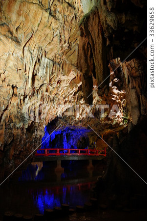 limestone cave 33629658