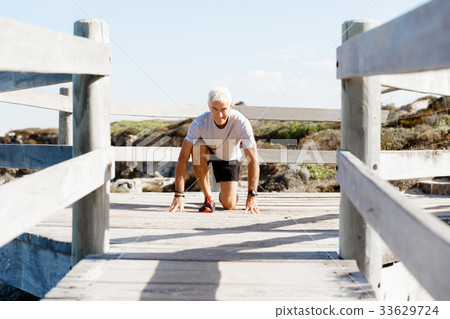 Runner getting ready to start the race 33629724