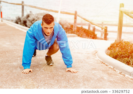 Runner getting ready to start the race 33629752