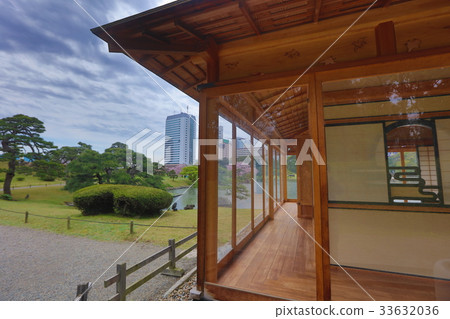 a Hamarikyu Gardens in Tokyo, Japan 33632036