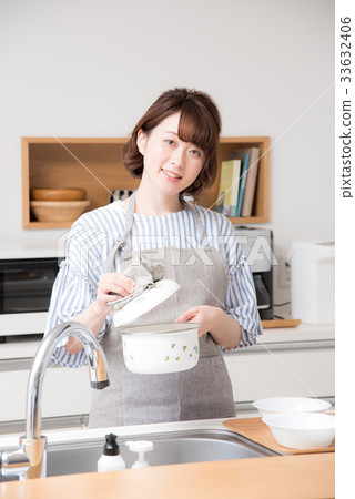 Kitchen woman 33632406