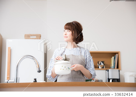 Kitchen woman 33632414