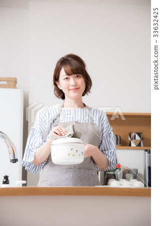 Kitchen woman 33632425