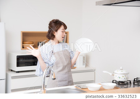 Kitchen woman Kitchen woman 33632523