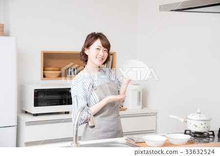 Kitchen woman Kitchen woman 33632524