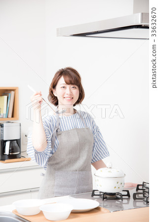 Kitchen woman 33632670