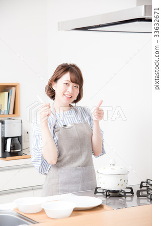 Kitchen woman 33632671