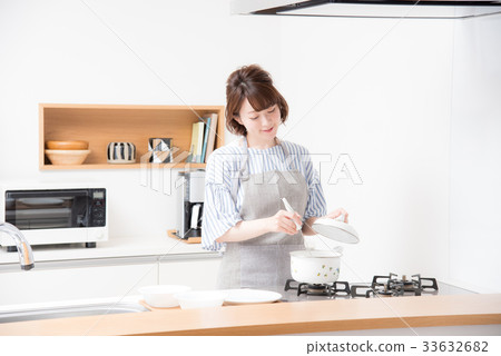 Kitchen woman 33632682