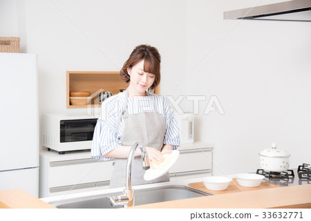Kitchen woman 33632771
