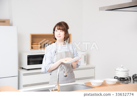 Kitchen woman 33632774