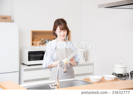 Kitchen woman 33632777