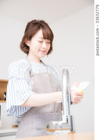 Kitchen woman 33632778