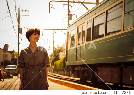 Evening Woman Travel Shonan Enoden Short Trip Walk Walk Walk Alone 33632826