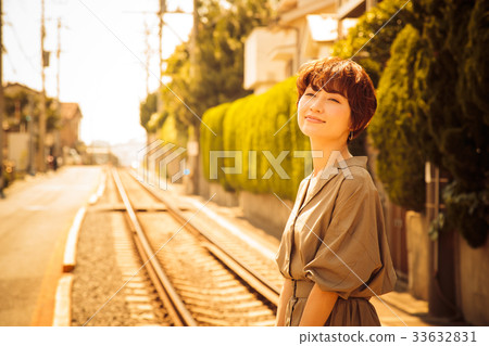 晚上女人旅行湘南江之島短途旅行步行獨自行走 晚上女人旅行湘南江之島短途旅行步行獨自行走 33632831