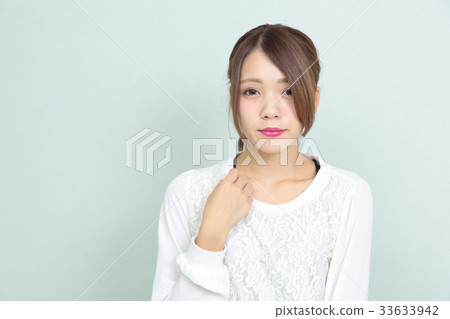 Young lady hairstyle portrait Young lady hairstyle portrait 33633942