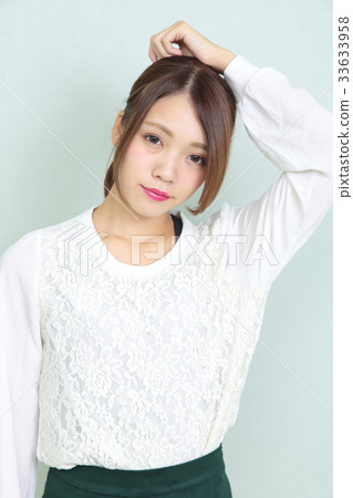 Young lady hairstyle portrait Young lady hairstyle portrait 33633958