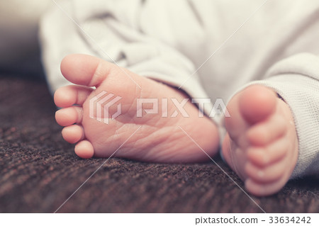 Baby's feet 33634242