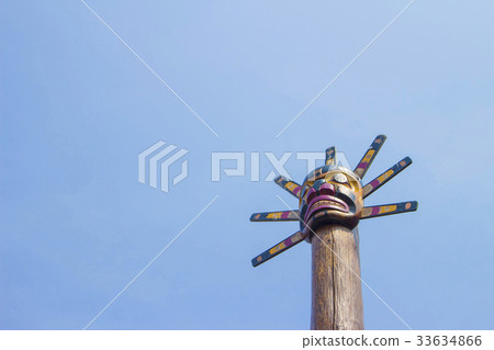 五顏六色的圖騰柱在藍天發光 五顏六色的圖騰柱在藍天發光 33634866