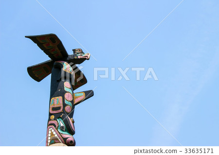 五顏六色的圖騰柱在藍天發光 33635171