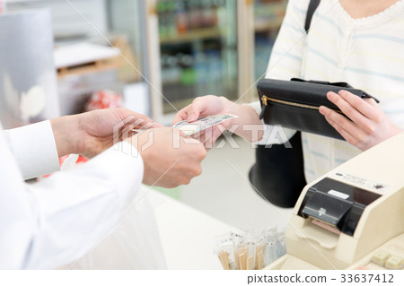 便利店攤位商店購物收銀員付款 便利店攤位商店購物收銀員付款 33637412