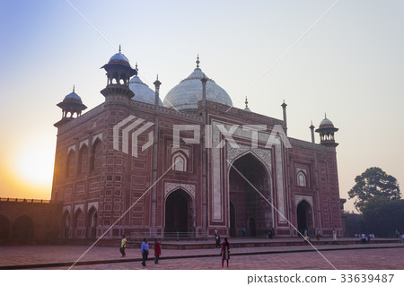 Amazing view on the Taj Mahal in sunset light 33639487