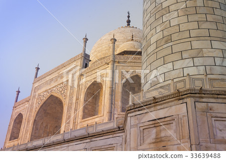 Amazing view on the Taj Mahal in sunset light 33639488