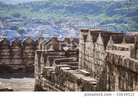 The blue city of Jodhpur with the Mehrangarh Fort. 33639522