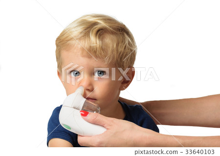 mother cleaning kid boy nose mother cleaning kid boy nose 33640103