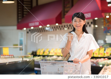 超市購物女人生活方式圖像 33641017