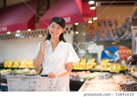 超市購物女人生活方式圖像 33641019