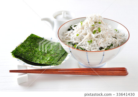 早餐，日本料理“Kamage shirassu，烤紫菜海藻，ita紫菜海苔和米飯”形象。 33641430