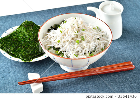 早餐，日本料理“Kamage shirassu，烤紫菜海藻，ita紫菜海苔和米飯”形象。 33641436