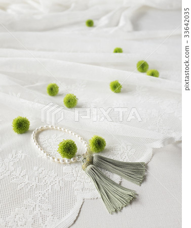 Spray Mum and Pearl Beads Spray Mum and Pearl Beads 33642035