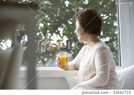 Mom, housewife, middle-aged Korean Mom, housewife, middle-aged Korean 33642710