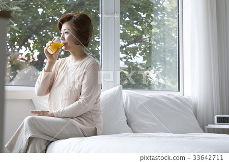 Mom, housewife, middle-aged Korean Mom, housewife, middle-aged Korean 33642711