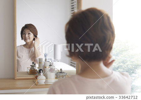 Mom, housewife, middle-aged Korean 33642712