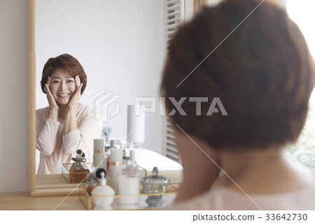 Mom, housewife, middle-aged Korean Mom, housewife, middle-aged Korean 33642730