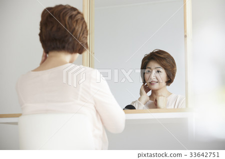 Mom, housewife, middle-aged Korean 33642751