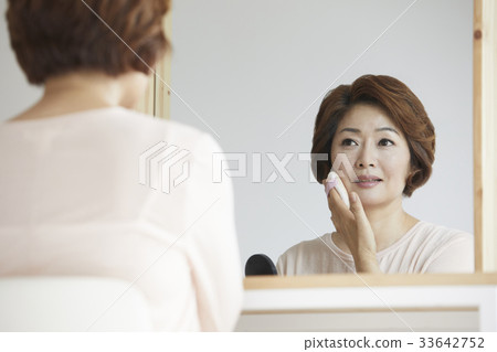 Mom, housewife, middle-aged Korean 33642752
