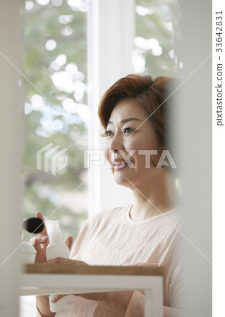Mom, housewife, middle-aged Korean Mom, housewife, middle-aged Korean 33642831