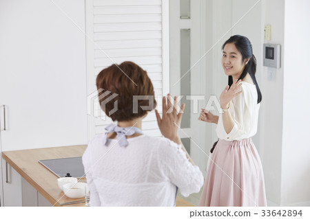 Mother, daughter, mother and daughter 33642894