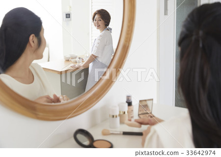 Mother, daughter, mother and daughter 33642974